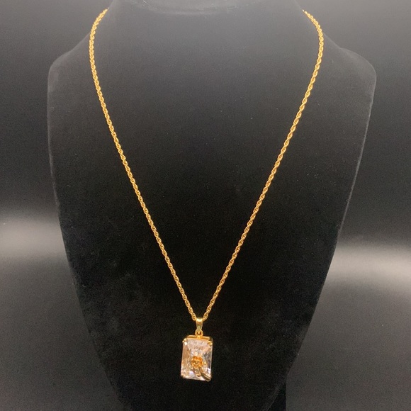 - Large Rectangular Faceted Clear stone W/ Gold Tone Chain and Flower. - Picture 3 of 9